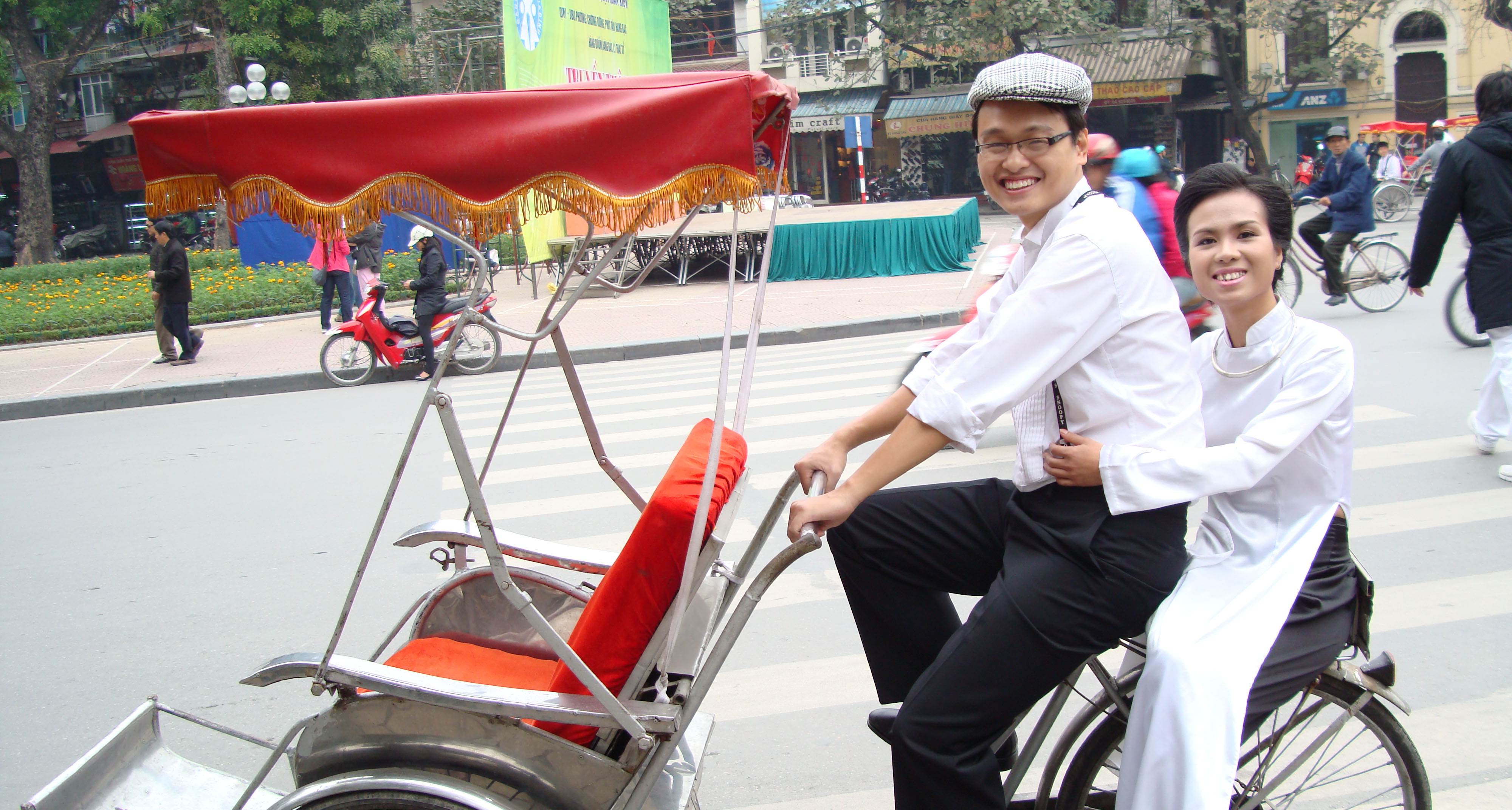 Vietnam-wedding-cyclo-traditional